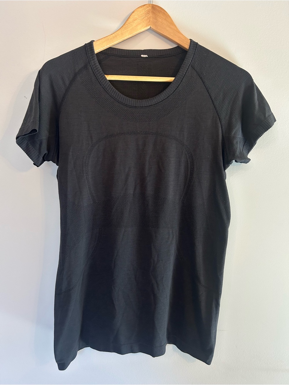 Lululemon Swiftly Tech Women’s Black Crewneck Short Sleeve Athletic Top 12